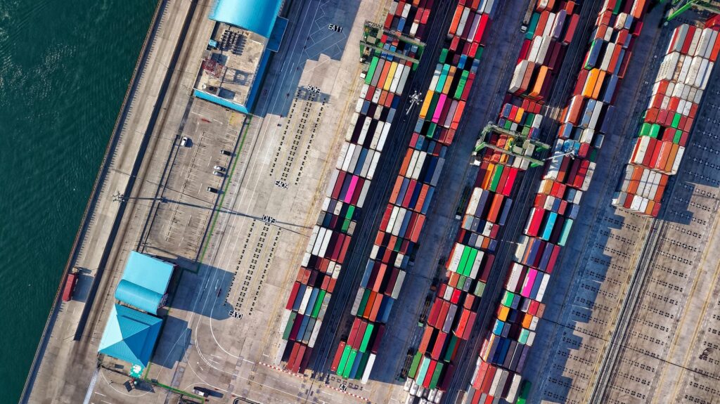 Containers naar Griekenland van bovenaf in haven